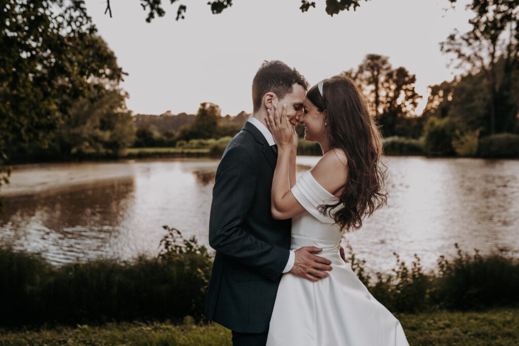 Momento romantico degli sposi al tramonto